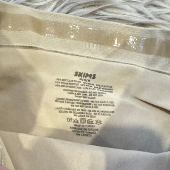 Skims shapewear thong undies size medium - Picture 2 of 3